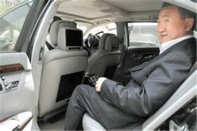 王思聪最尊敬的人,身价不输马云,出行不坐750万迈巴赫而坐地铁