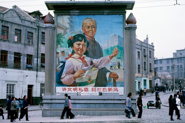 外国人拍摄的1983年中国老照片:80年代的城市 人们是这样子的