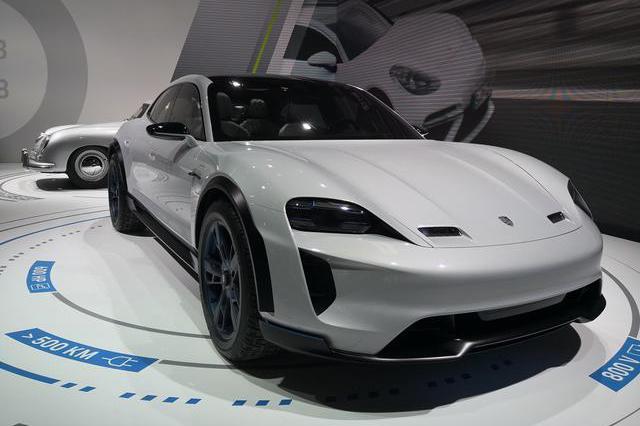 偶遇保时捷Mission E路试车，车长5米配光导式尾灯还买啥特斯拉