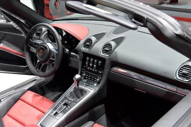 手握60万不买宝马5系，这车比百万奔驰更耀眼，开它撩妹妥妥的！