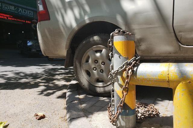 花15万买车位结果被人强占，车主一怒之下买辆破车堵了对方970天