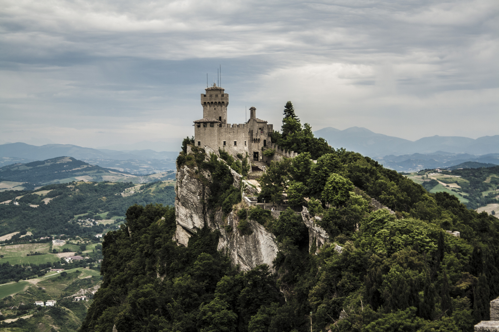 第一个对中国免签的国家,经济十分发达,但国土