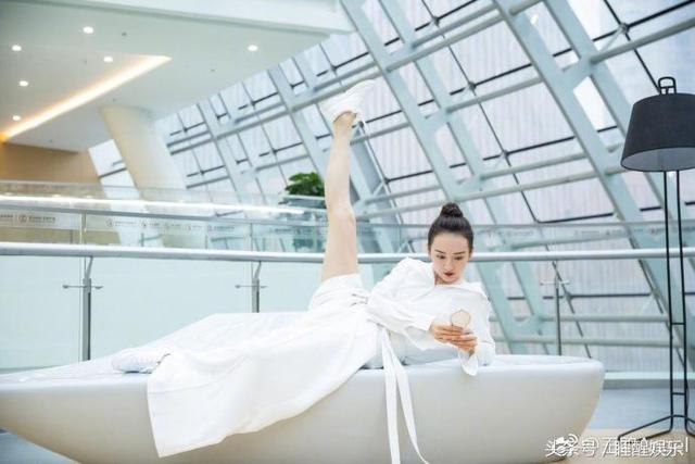 王鸥开心拍照用贝嫂最喜欢的抬腿姿势,明显黑