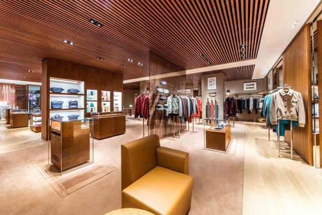 爱马仕潜规则:先在店里花10万块，才有资格买铂金包?