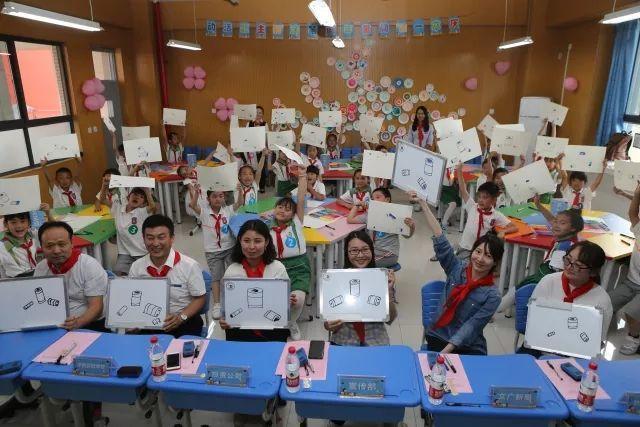 在"绘画小课堂"上,孩子们纷纷插上想象的翅膀,跟随老师现场学习环保