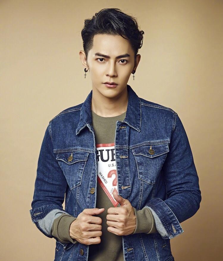 汪东城晒耍帅照, 却被背后的景色抢了风头, 网友: 好美的景色