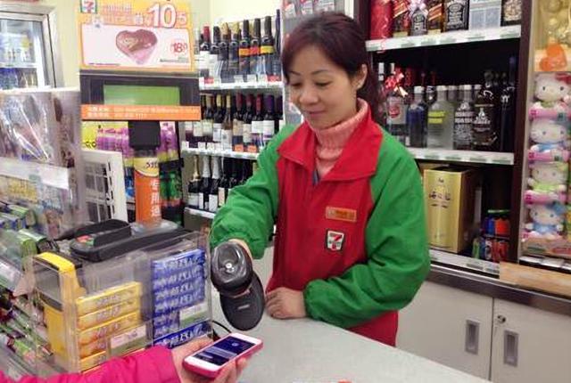 菲律宾华侨回国探亲,到超市买了一盒月饼,结账