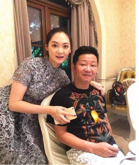 赵亮的感情生活也是很令人羡慕的,赵亮的老婆胡敬不仅比他高了不少