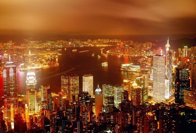 港澳通行证:办理新版港澳通行证 刷卡、按指纹