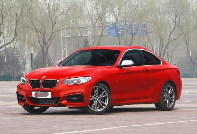 拥有宝马2系的外观 这款双门跑车个性十足车厢性价比强 仅售28万!