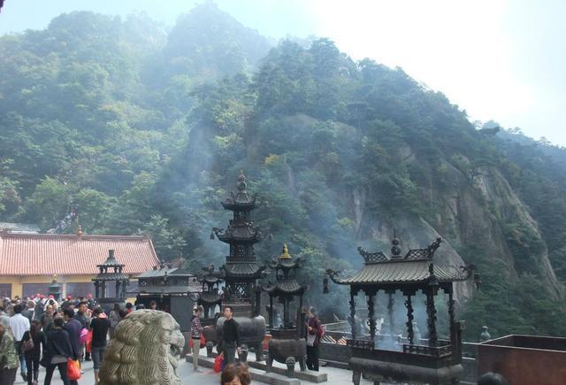 “江南第一山”之称的九华山