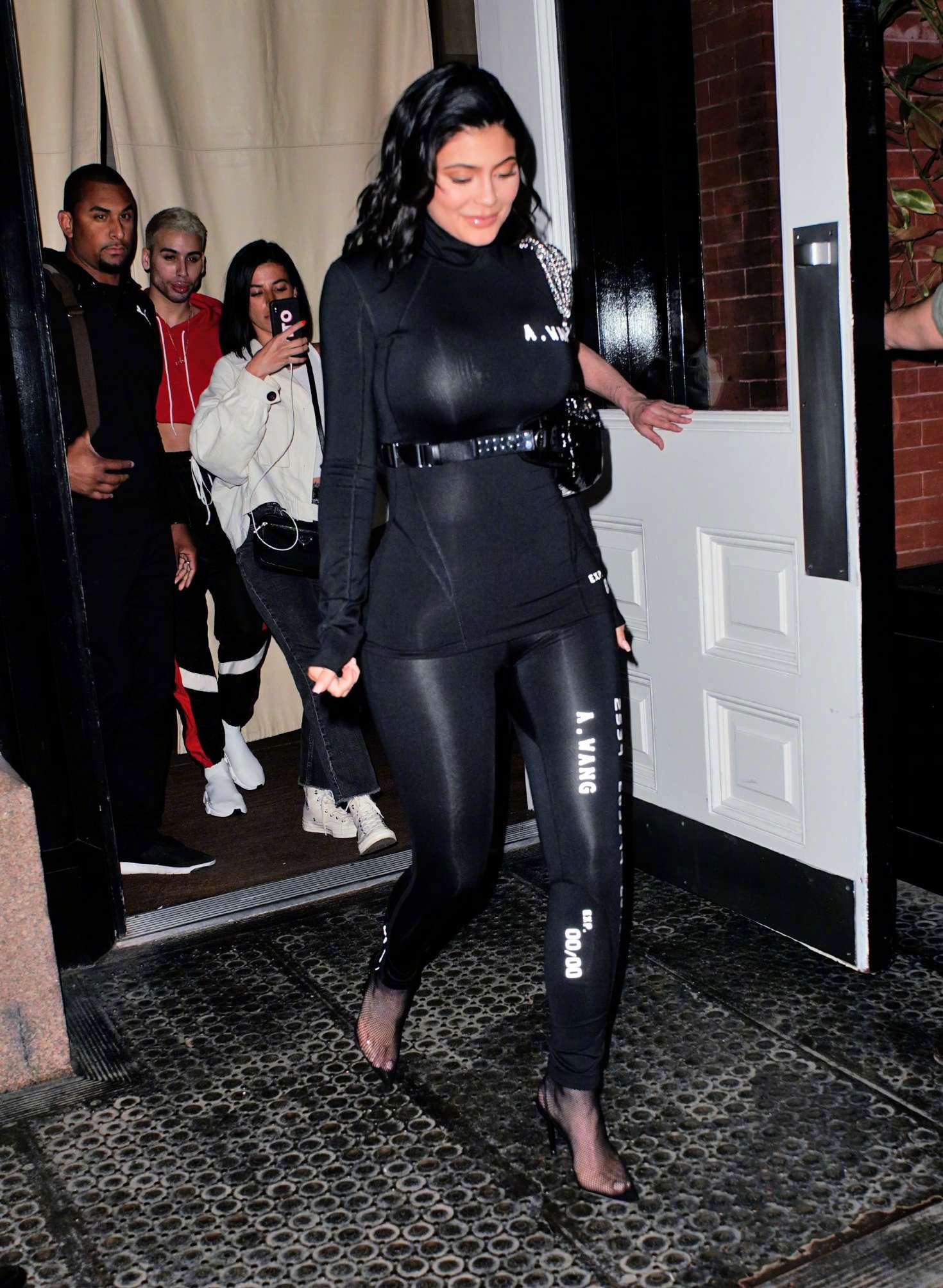 kyliejenner裤子,kyliejennerins kylie jenner在纽约市外出的街拍.身穿的上衣,裤子