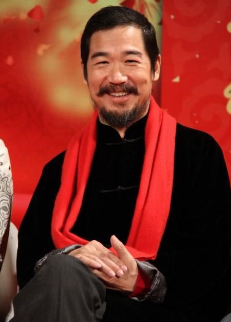 张国立半夜更新微博,回复每一位粉丝的留言,那