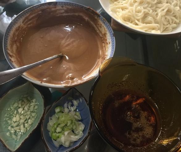 揭秘武汉热干面的调料配方，趁热拌均吃，保你百吃不厌！