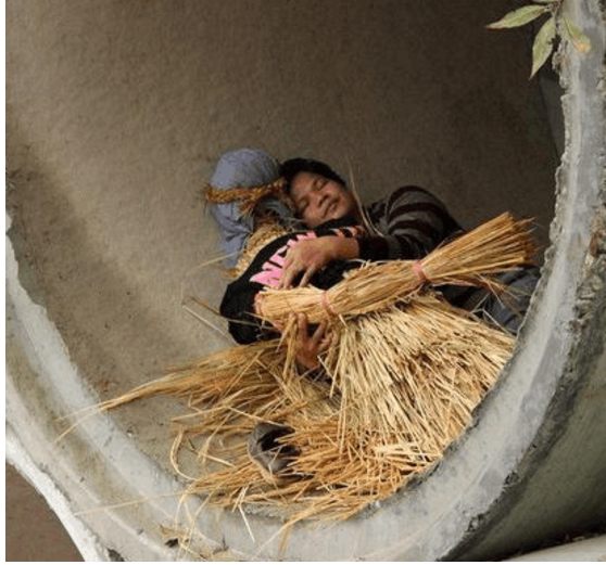 男子抱着稻草人在工地睡觉,得知真相后,让人感