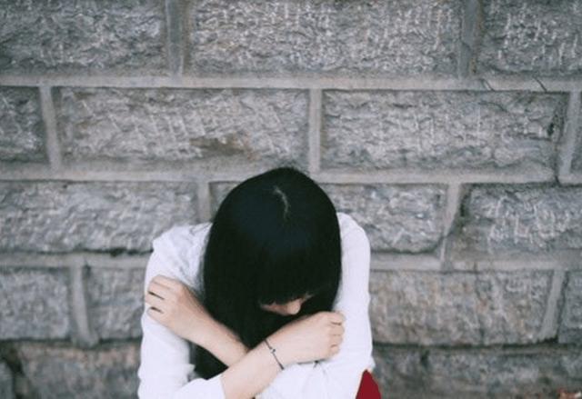 女儿远嫁多年,回娘家给爹办后事,半夜胸口痛,哥