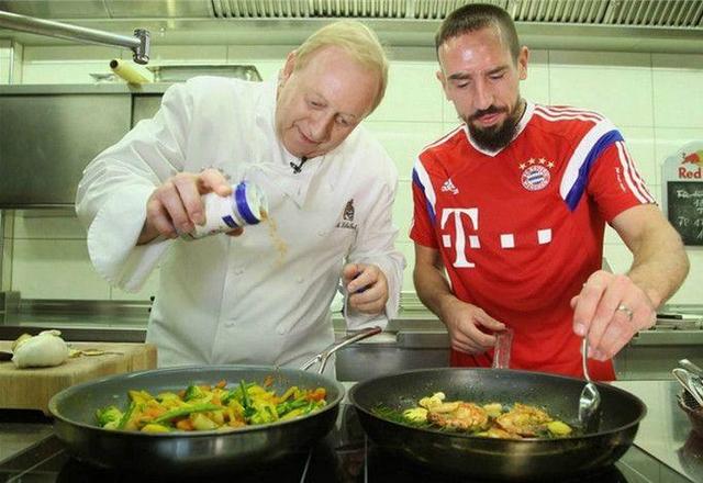 外国人称:中国太落后,居然还在用明火炒菜,国