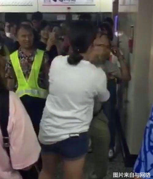 女子地铁站被陌生男子摸大腿，接下来女生的做法让大家看愣了