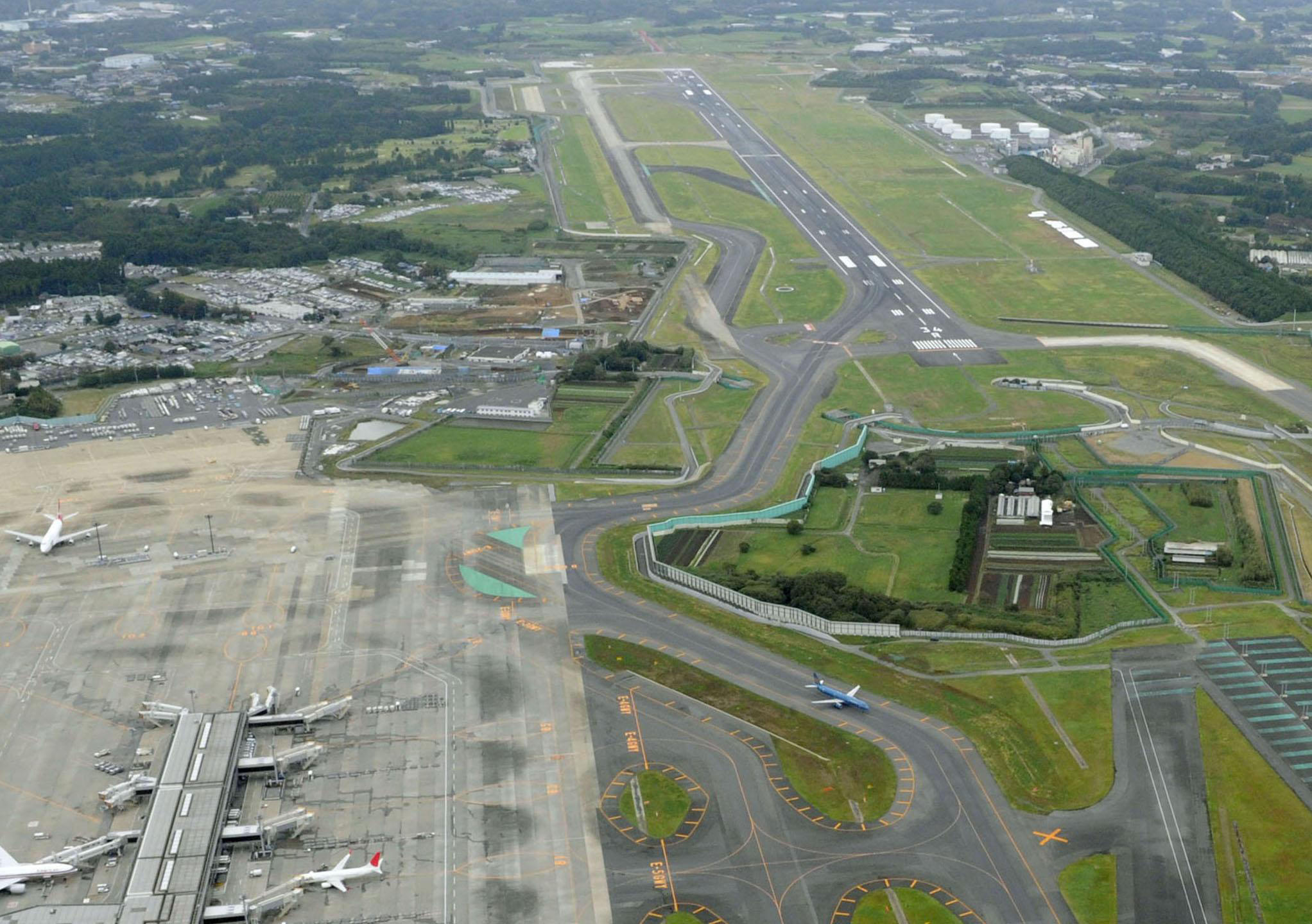 日本成田机场最牛钉子户:你开你的飞机,我种我