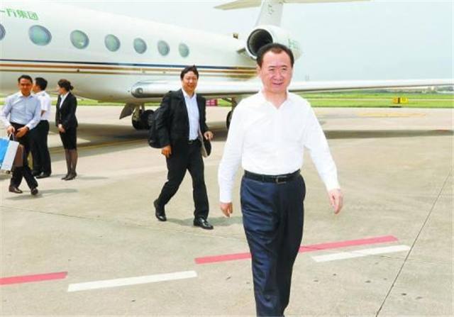 王思聪最尊敬的人,身价不输马云,出行不坐750万迈巴赫而坐地铁
