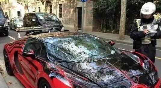 豪车路边随意停车, 交警严格执法贴罚单, 车主看到罚单之后跪地