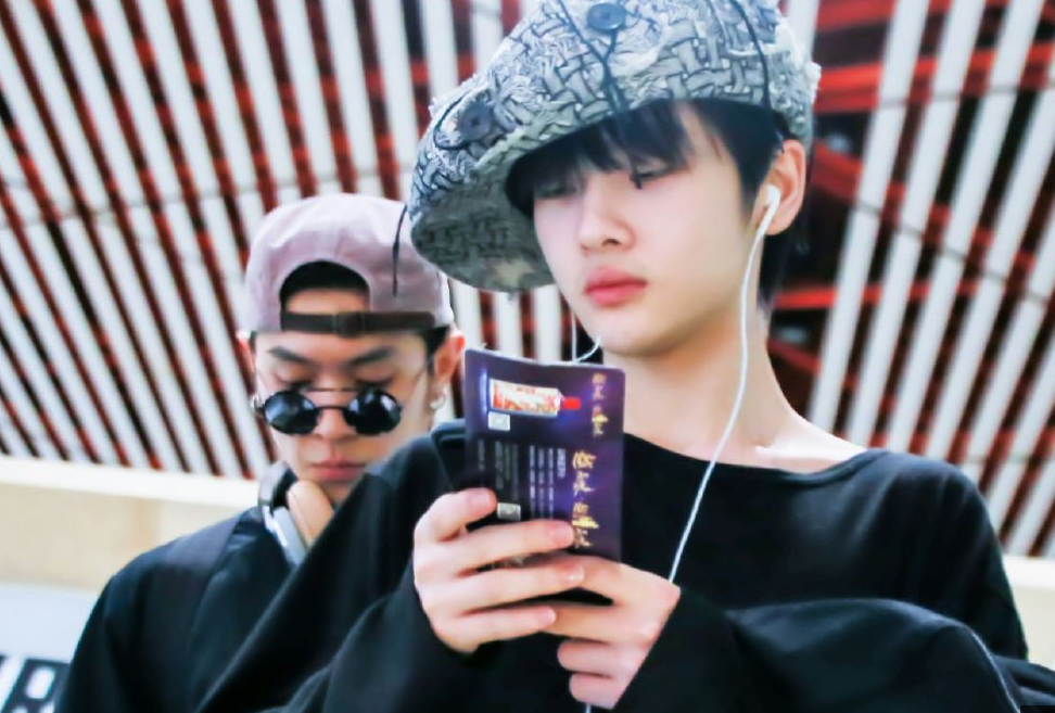 马伯骞震周震南现身机场 戴着一个非常独特的流苏帽子十分显眼