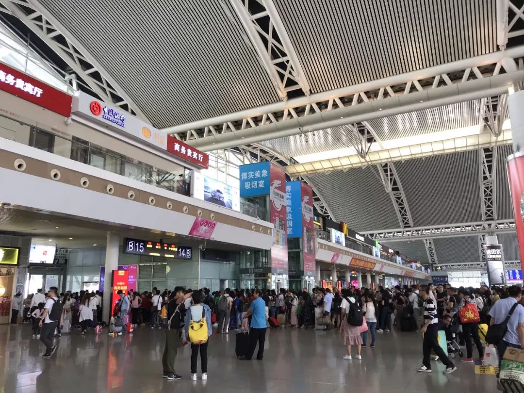 五一假期客流高峰第一天,看看广州南站最实时