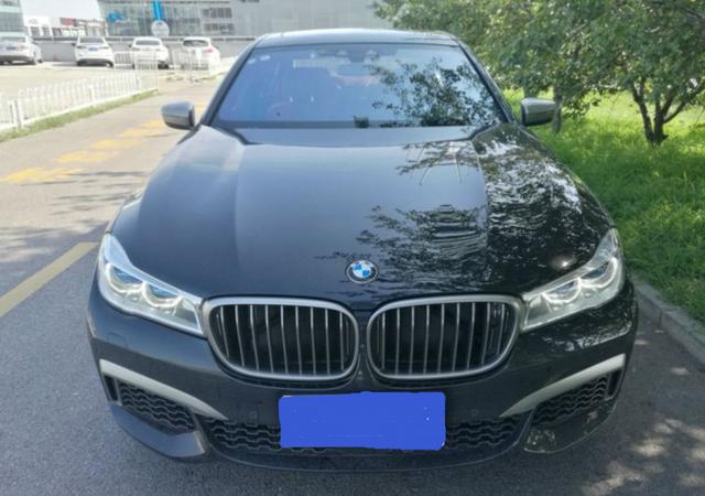 花246万买辆宝马M760,两周后司机说出了它和奔驰S500的驾驶区别