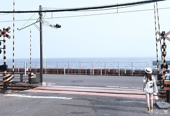 日本镰仓,湘南海岸,高校前站。《灌篮高手》漫画取景地