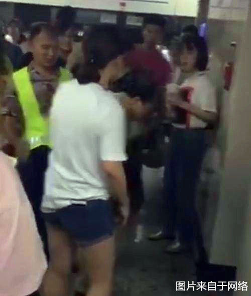 女子地铁站被陌生男子摸大腿，接下来女生的做法让大家看愣了