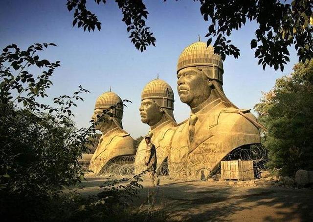 萨达姆在狱中,看到民众砸碎自己的雕像,沉默良