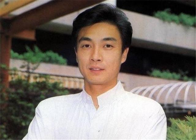 68岁刘松仁全家近照，与小20岁空姐妻子一见钟情，如今仍不用替身