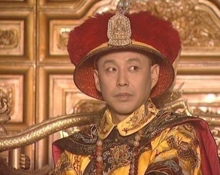 扮皇帝最像的演员,叁次坎坷婚姻终得福气,当今越老越拥有魅力