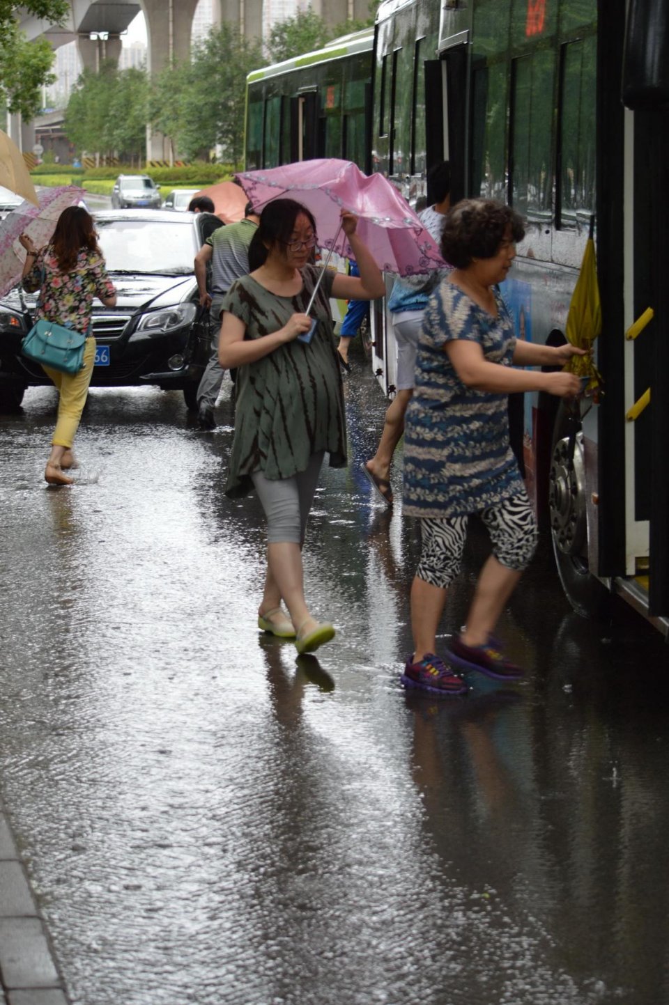 北京夏天暴雨不断,行人躲雨狼狈不堪,你有过这样不断