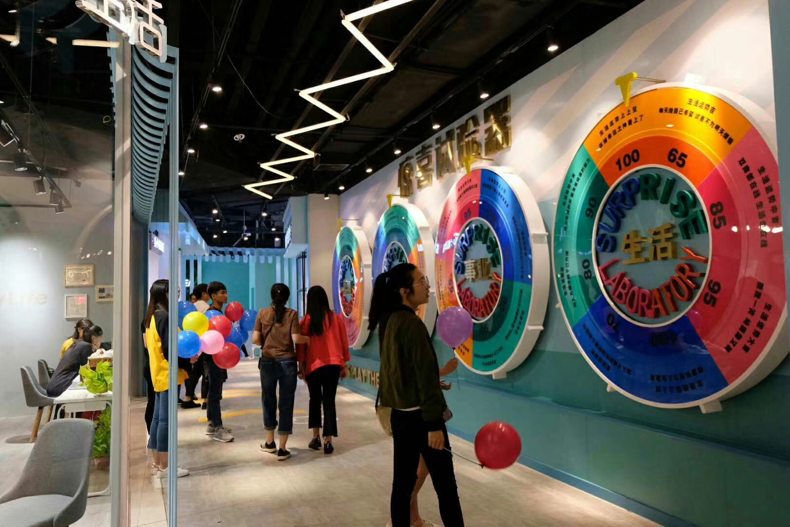 石家庄身边事石家庄首条文创主题街区“惊喜实验室”4月28日在乐汇城惊喜开街，五一要不要约起来?