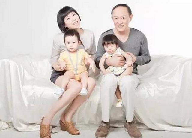 老戏骨金士杰近照,花甲之年娶小25岁妻子,演技