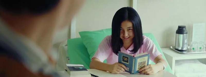 张子枫这小脸长得越来越精致,笑起来像花一样