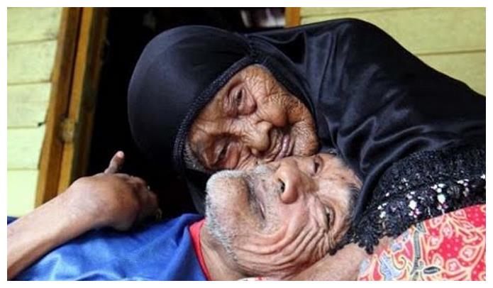 直击百岁老人照顾瘫痪儿子到离世,最后一张看哭无数人