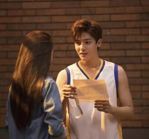 儿表演严重抢拍,侯明昊疯狂使眼色,何炅救场满