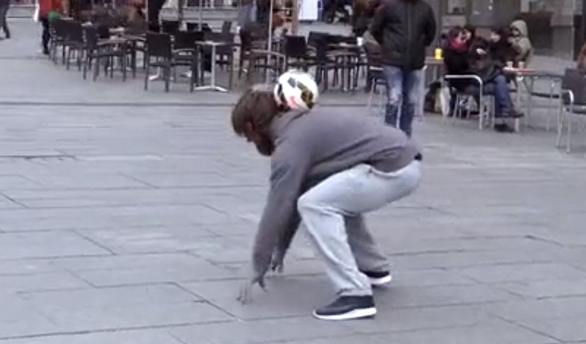 乔装六旬老人街头炫技,摘下装扮一看:C罗总裁