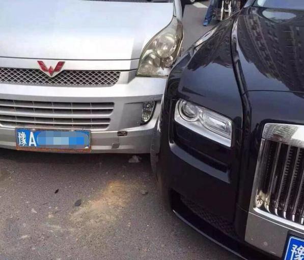 五菱宏光撞上600万劳斯莱斯, 面包车一番话后10万维修费不用陪