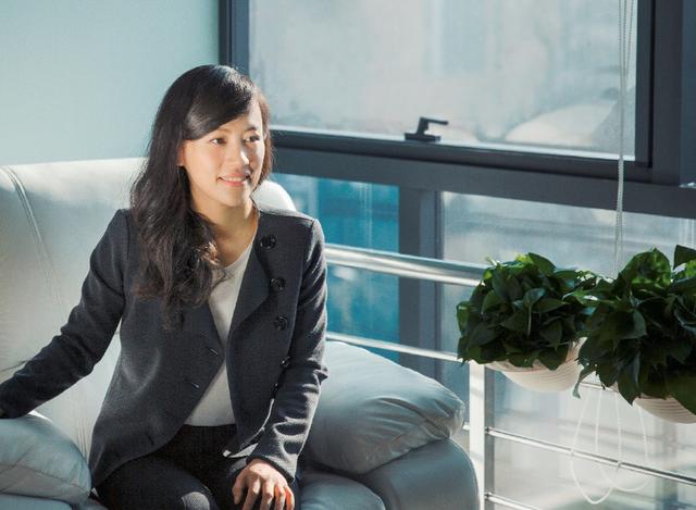 她出生于北京,父亲是知名企业家,曾入选全球最