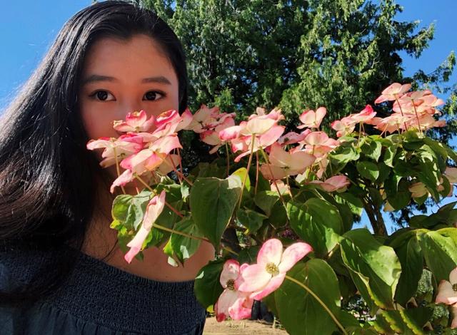 杨子16岁女儿杨海润参加高中毕业典礼,穿深v礼