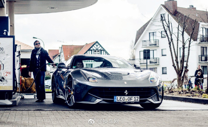 早！街拍 法拉利F12 ​​​​旧车换新车，就上换车网