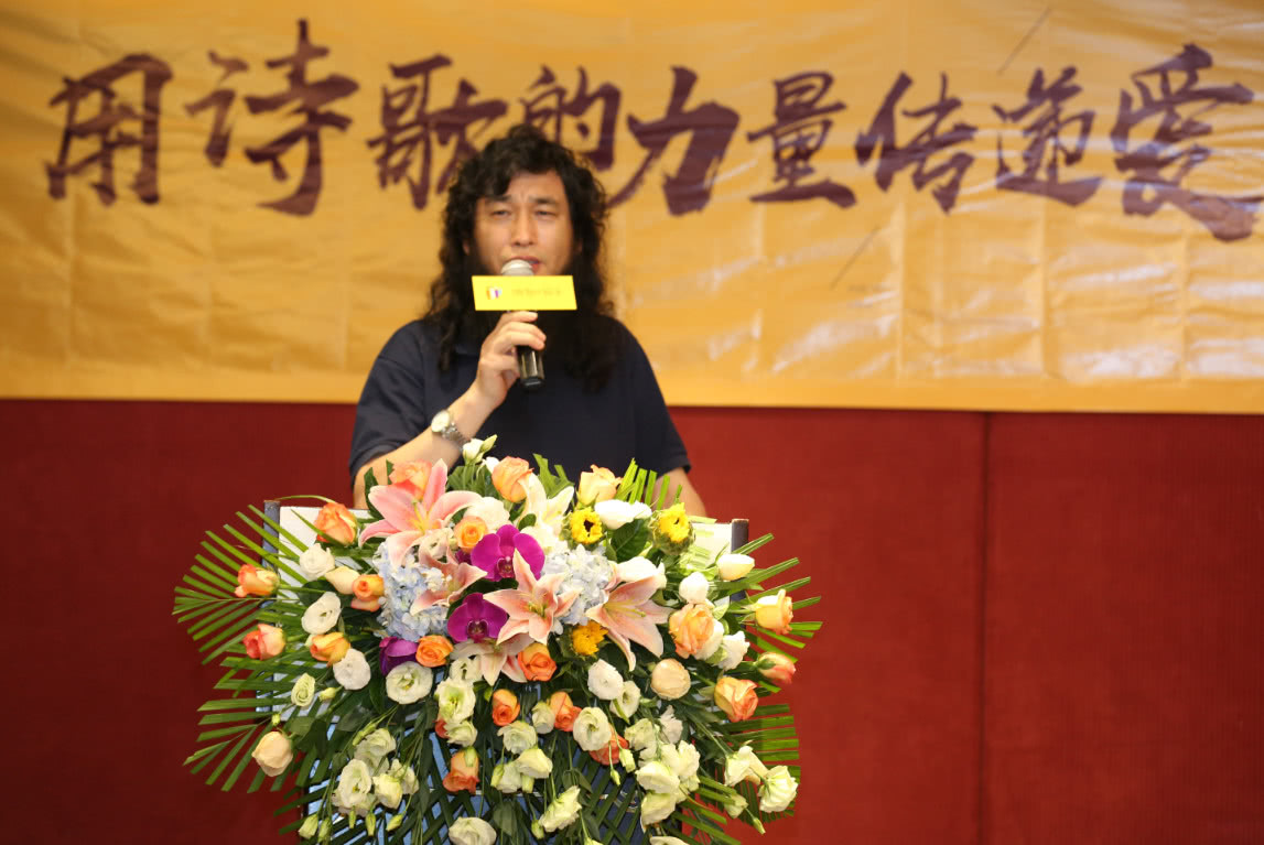 用诗歌的力量传递爱,用8年的坚守感恩心