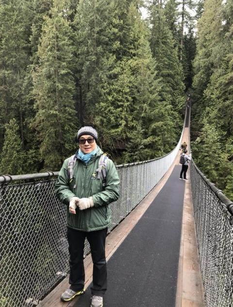 68岁刘松仁全家近照，与小20岁空姐妻子一见钟情，如今仍不用替身