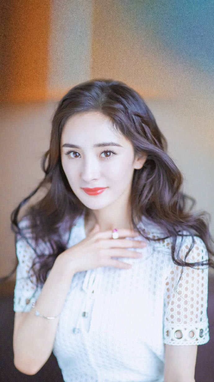杨幂还是赶紧把头发拉直吧!一烫卷发深似海,根本不知美在哪里?