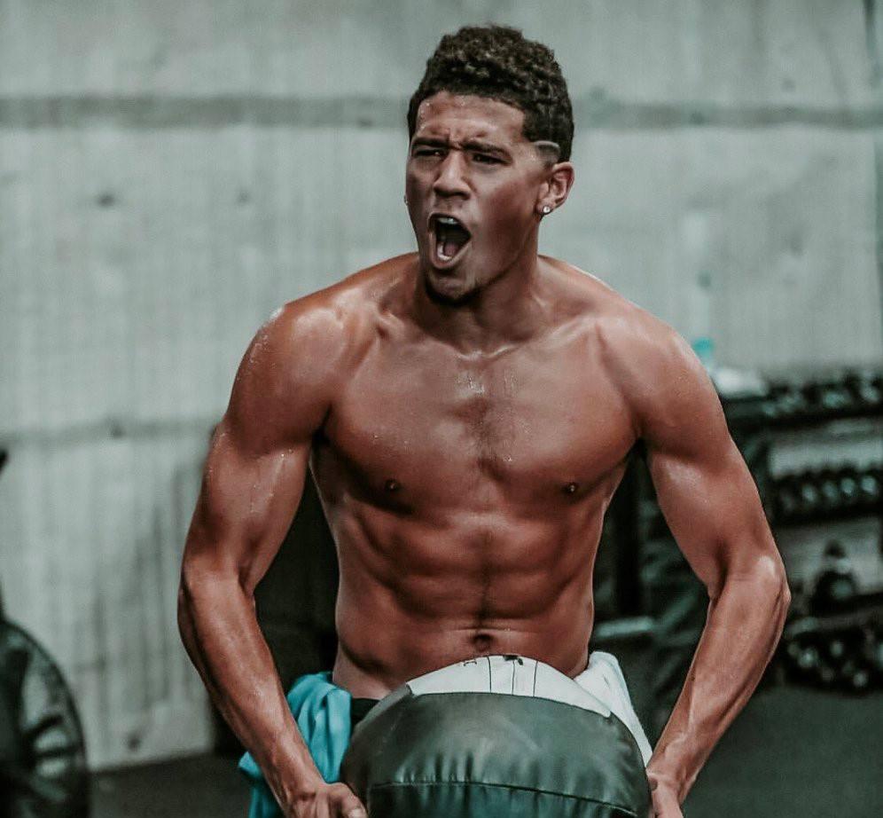 德文-布克和戈尔吉-吉昂发生冲突,两人都被驱逐出场 图片