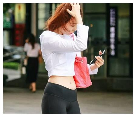 街拍时尚;美女小姐姐穿夏日牛仔短裤,彰显美女