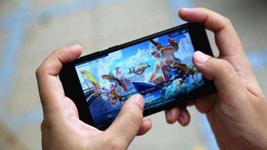 同样是玩王者的荣耀张大仙用手机